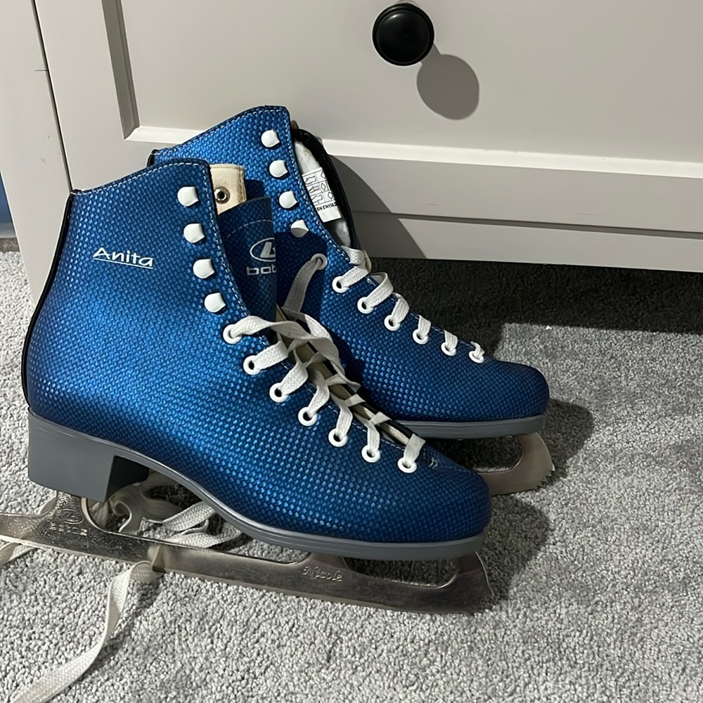 Women's ice skates size 7.5